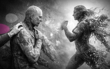 Statue figée se transformant en forme fluide au contact d’une main, illustrant le passage de l’immobilité traumatique au mouvement relationnel.