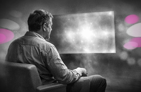 Patient et thérapeute côte à côte observant un écran lumineux, symbolisant l’alliance thérapeutique et la co-construction du changement.