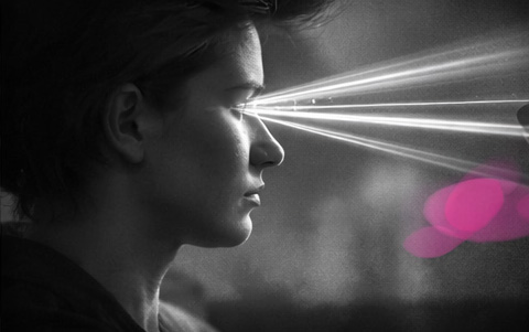 Profil humain en noir et blanc avec faisceaux lumineux partant des yeux, symbolisant l’attention et la relation thérapeutique en HTSMA.