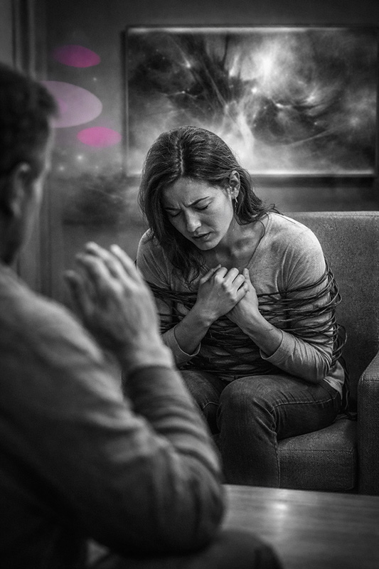 Patiente assise en séance thérapeutique, posture refermée et respiration contenue, face au thérapeute, illustrant un moment d’intensité émotionnelle travaillé en HTSMA.