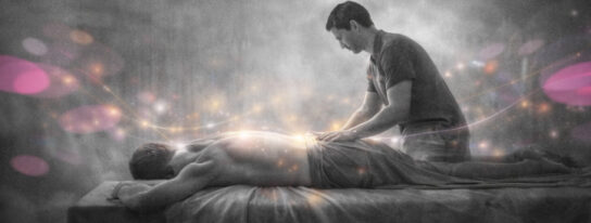 Masseur ancré au sol réalisant un geste lent et enveloppant, symbolisant un mouvement contenant et sécurisant partagé à deux.