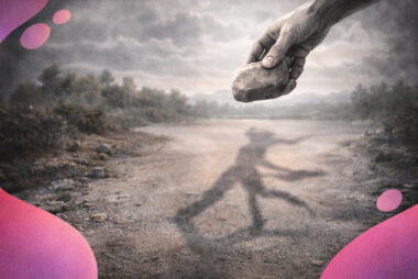 Main quittant un outil mécanique pour saisir une pierre polie, tandis que l’ombre au sol figure une silhouette dansante.