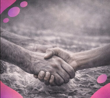 Main d’adulte tenant fermement la main d’un enfant en traversant une rivière agitée.