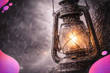 Vieille lanterne fissurée dont la lumière vacille sous la tempête.