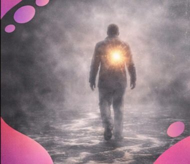 Silhouette marchant dans le brouillard guidée par une lueur émanant de son cœur.