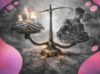 Balance ancienne montrant d’un côté des mains jointes et bougies, de l’autre des visages détournés et du fil barbelé.