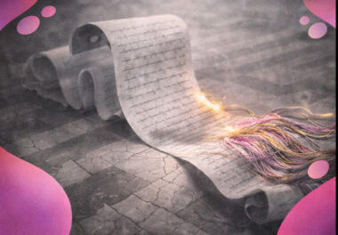 Long parchemin déroulé dont l’écriture manuscrite se transforme en fils de soie colorés.