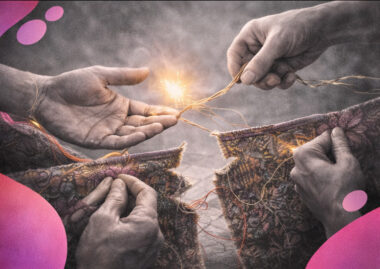 Une main offrant un germe de lumière à une autre, qui donne en retour un fil de soie doré reliant leurs poignets.