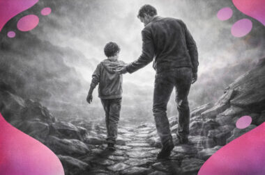 Adulte offrant son bras comme soutien à un enfant qui avance sur un terrain escarpé.