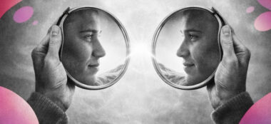 Deux mains tenant chacune un miroir dans lequel apparaît le visage de l’autre.