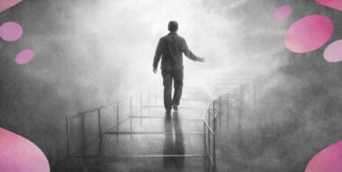 Personne avançant sur un pont de verre dans la brume, main tendue.