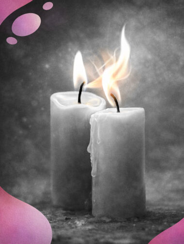 Une bougie éteinte s’allume au contact de la flamme d’une autre bougie illustrant méfiance défiance confiance