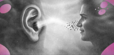 Oreille stylisée se transformant en pont lumineux reliant deux visages.