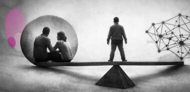 Personne en équilibre entre un cercle intime et un réseau sociétal rigide, avec œufs Mimethys rose et violet.