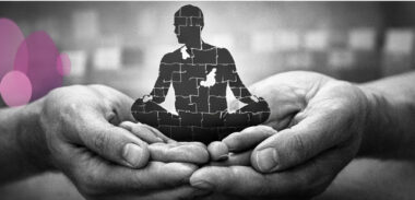 Silhouette humaine fragmentée se réassemblant dans des mains bienveillantes, avec œufs Mimethys.