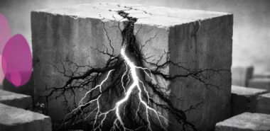 Bloc de béton fissuré laissant apparaître des racines lumineuses, avec œufs Mimethys rose et violet illustrant la crise