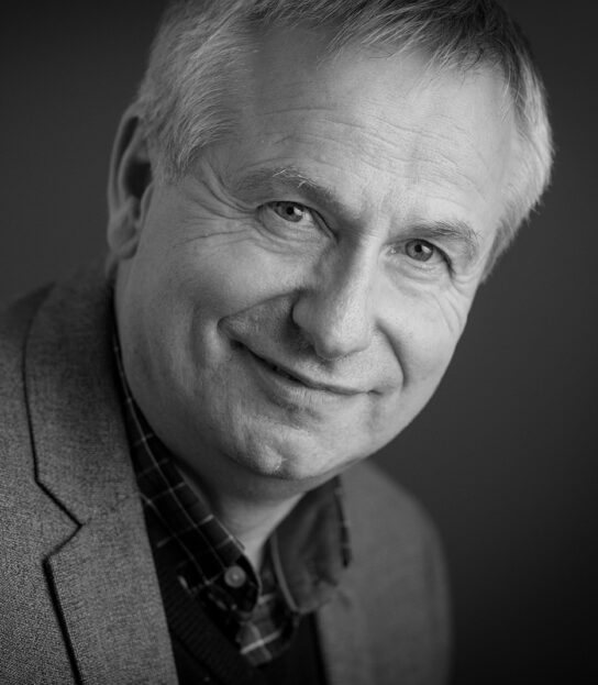 Portrait de Dr Éric Bardot illustrant l’évolution de l’HTSMA vers la Thérapie du Lien et des Mondes Relationnels.