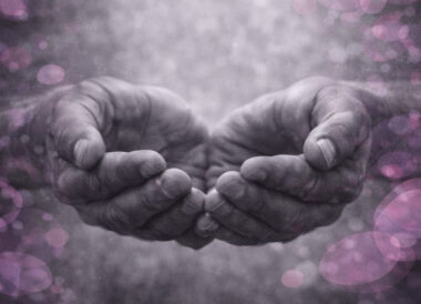 Des mains ouvertes en forme de coupe, en noir et blanc avec touches rose et violet.