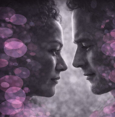 Deux visages de profil se faisant face dans une semi-pénombre, en noir et blanc avec touches rose et violet.