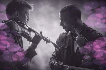 Deux musiciens jouant face à face dans une atmosphère douce, en noir et blanc avec touches rose et violet.
