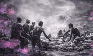 Groupe de citoyens construisant ensemble une digue de pierres, en noir et blanc avec touches rose et violet