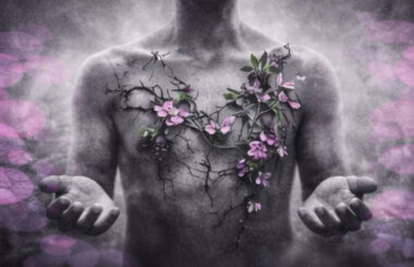 Silhouette humaine torse nu avec des cicatrices d’où poussent des fleurs, mains ouvertes, en noir et blanc avec touches rose et violet.