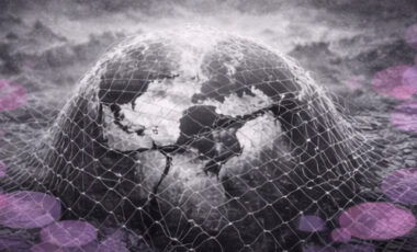 Globe terrestre recouvert d’un filet aux mailles déchirées, en noir et blanc avec touches rose et violet.