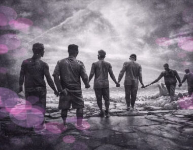 Groupe de personnes marchant main dans la main sur un chemin chaotique, en noir et blanc avec touches rose et violet.