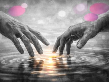 Deux mains effleurant la surface d’une même eau calme, en noir et blanc avec accents rose et violet Mimethys.