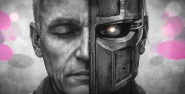 Visage de thérapeute scindé en deux : une moitié en pierre froide, l’autre recouverte d’un masque métallique imposant, avec accents rose et violet Mimethys.