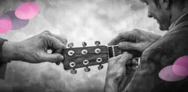 Deux personnes accordant ensemble les cordes d’un instrument, en noir et blanc avec accents rose et violet Mimethys.