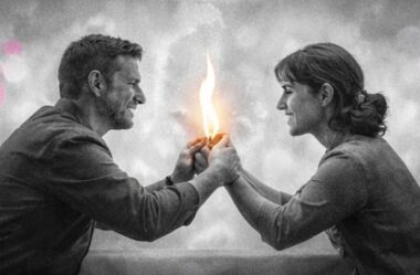 Deux mains formant un berceau autour d’un germe de plante lumineux, en noir et blanc avec touches rose/violet et ondes colorées.