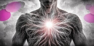 Torso humain en noir et blanc mêlé de racines et de courants d’énergie, avec touches rose et violet Mimethys illustrant libérer la pensée