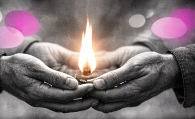 Deux mains soutenant ensemble une flamme vive, en noir et blanc avec touches rose et violet Mimethys.