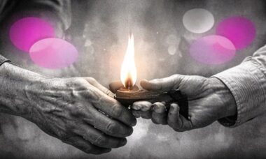 Deux adultes transmettent une petite flamme entre leurs mains, en noir et blanc avec accents rose et violet Mimethys.