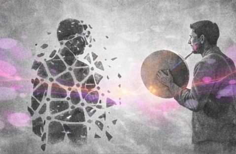 Personne fragmentée comme du verre brisé, accompagnée d’un thérapeute utilisant un tambour diffusant des ondes lumineuses.