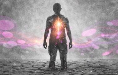 Personne enracinée dans un sol sombre, une lumière intérieure montant de l’abdomen vers la poitrine. illustrant l'apport chamanique