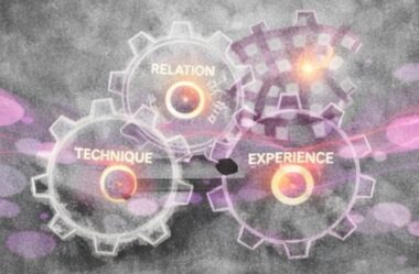 Trois engrenages transparents représentant technique, relation et expérience s’emboîtant parfaitement.