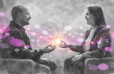 Deux experts assis face à face, entourés d’une lumière représentant leurs domaines respectifs.