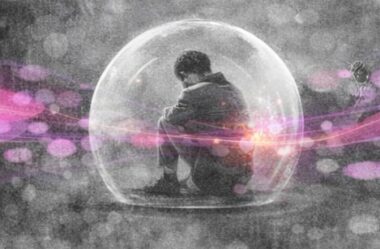 Personne enfermée dans une bulle de verre opaque, isolée du monde
