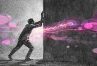 Personne poussant un mur sombre représentant le passé traumatique qu’elle tente de rejeter.