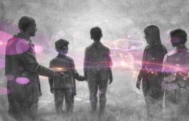 Deux silhouettes face à face reliées par des fils électriques emmêlés produisant des étincelles.