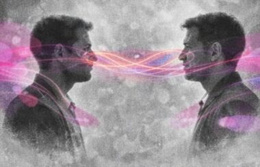 Deux personnes face à face dont les paroles prennent forme en fils lumineux entrelacés.