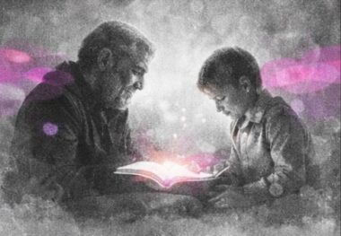Un adulte et un enfant penchés sur un livre lumineux symbolisant la transmission vivante.