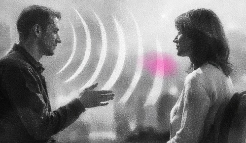 Ondes corporelles émises par le thérapeute vers le patient, symbolisant l’accordage relationnel.