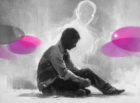 Silhouette divisée entre un corps assis au sol et une forme plus légère flottant au-dessus, symbolisant la dissociation.