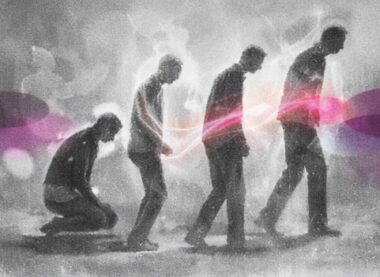 Silhouette passant d’une position courbée à une posture déployée, tout en restant reliée à sa lignée.