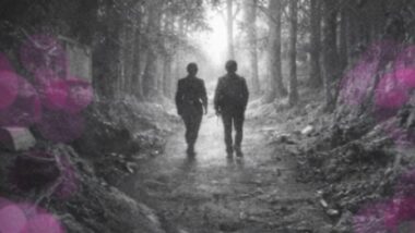 Deux personnes marchant côte à côte dans une forêt sombre, en noir et blanc avec touches rose et violet.