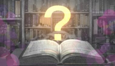 Livre ouvert illuminé par un point d’interrogation, en noir et blanc avec touches rose et violet.