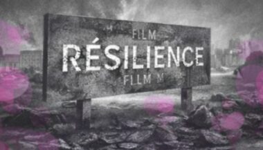 Panneau usé portant le mot “Résilience”, devant un paysage en ruines, en noir et blanc avec touches rose et violet.